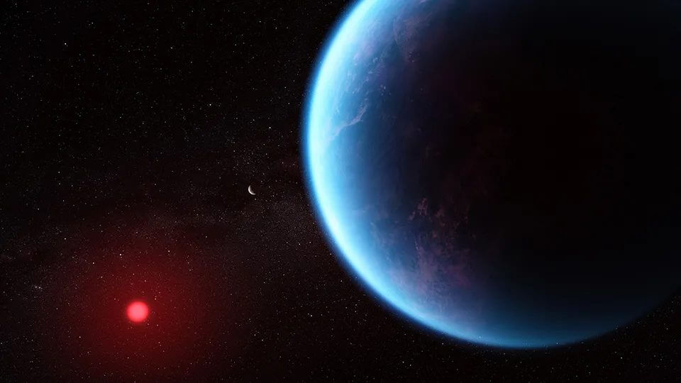 【▲ 図1: 赤色矮星K2-18 (左側の赤色の天体) の周りを公転するK2-18b (右側の青色の天体) の想像図。K2-18の周りには、他に別の惑星であるK2-18c (中央の褐色の天体) も公転しています。（Credit: Illustration: NASA, CSA, ESA, J. Olmsted (STScI) / Science: N. Madhusudhan (Cambridge University)）】