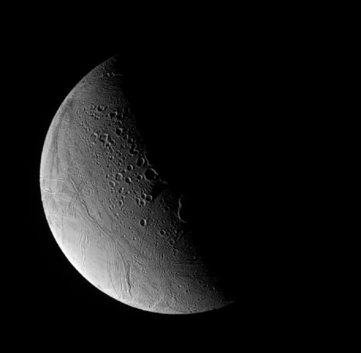 【▲ カッシーニ探査機によって141,000キロメートルの距離から撮影された土星の衛星エンケラドゥス（Credit：NASA, JPL | Space Science Institute）】