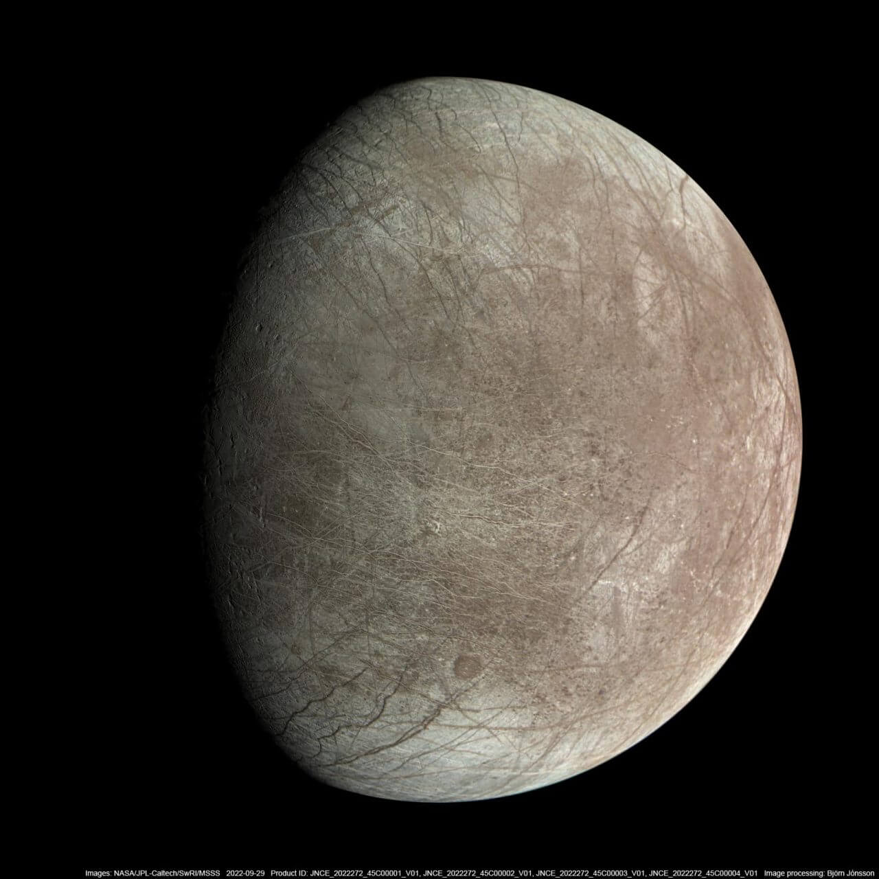 【▲ アメリカ航空宇宙局（NASA）の木星探査機「ジュノー」の可視光カメラ「JunoCam」で撮影された木星の衛星エウロパ。2022年9月29日に取得されたデータをもとに市民科学者のBjörn Jónssonさんが作成（Credit: Image data: NASA/JPL-Caltech/SwRI/MSSS; Image processing: Björn Jónsson (CC BY 3.0)）】