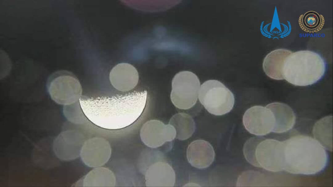 【▲ パキスタンの超小型衛星「ICUBE-Q」のカメラで日本時間2024年5月8日20時56分に撮影された画像。中央左側に月が写っている（Credit: CNSA, IST）】