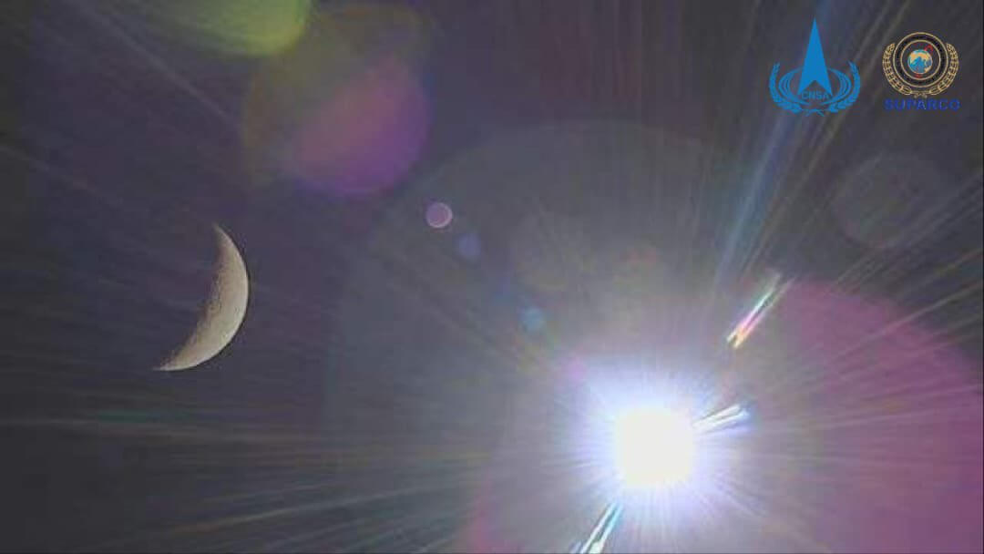 【▲ パキスタンの超小型衛星「ICUBE-Q」のカメラで日本時間2024年5月9日15時38分に撮影された画像。左側に月、右側に太陽が写っている（Credit: CNSA, IST）】