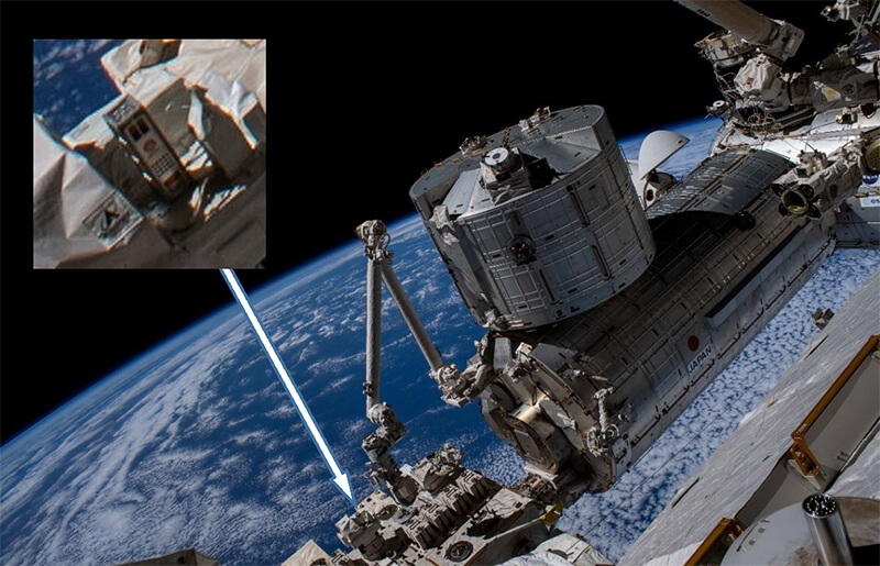 【▲ 国際宇宙ステーション（ISS）日本実験棟「きぼう」の船外実験プラットフォームに設置された曝露試験中の木材（拡大図）。京都大学のプレスリリースから（Credit: 京都大学, JAXA/NASA）】