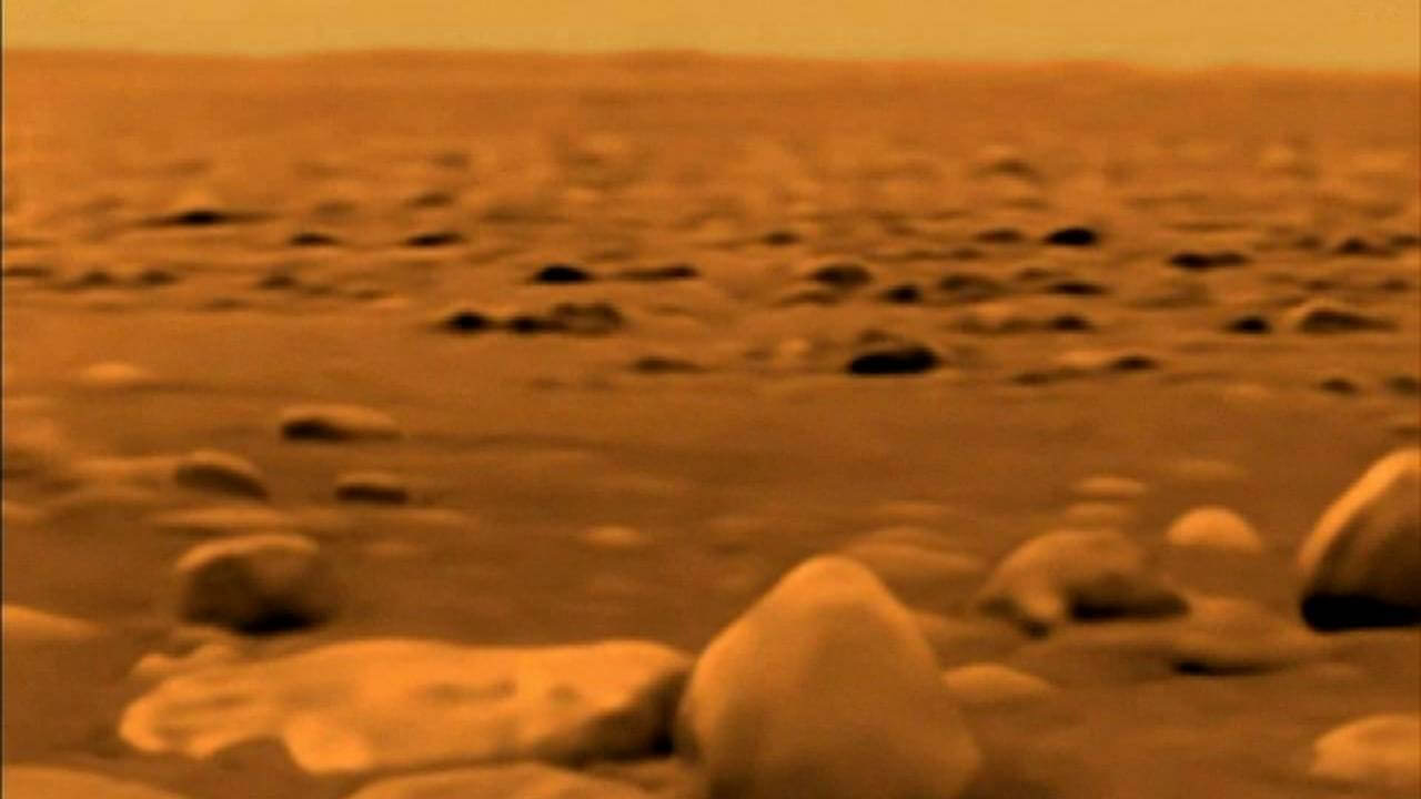 土星の衛星「タイタン」へ着陸　小型探査機ホイヘンスの撮影データ【今日の宇宙画像】