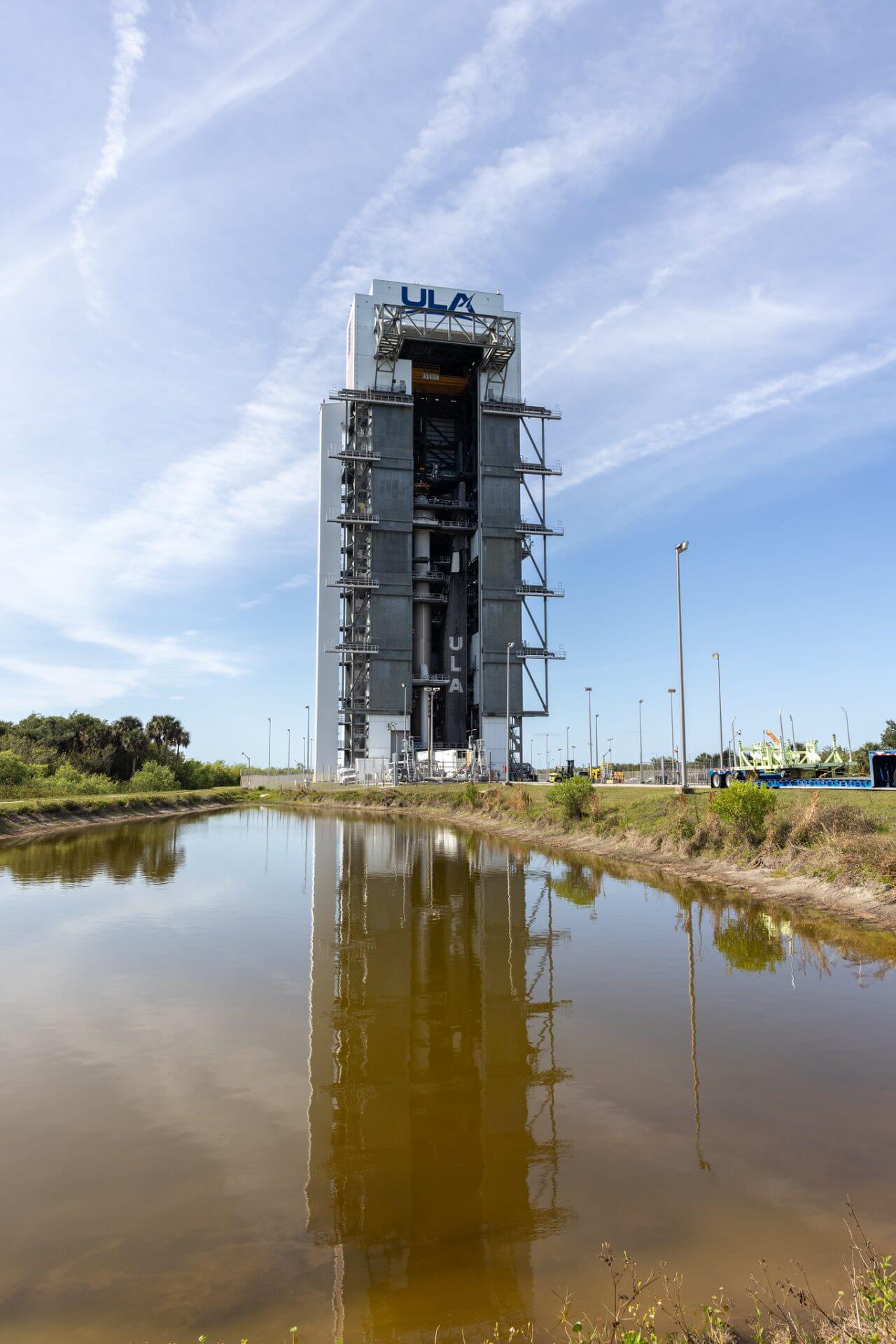 【▲ ケープカナベラル宇宙軍基地第41発射施設の垂直統合施設でユナイテッド・ローンチ・アライアンス（ULA）の「アトラスV」ロケットに搭載された新型宇宙船「スターライナー」。アメリカの現地時間2024年4月16日撮影（Credit: NASA/Kim Shiflett）】