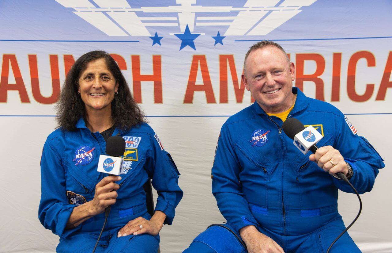 【▲ ケネディ宇宙センターの施設内からメディア向けのバーチャルイベントに参加したアメリカ航空宇宙局（NASA）のバリー・ウィルモア宇宙飛行士（右）とスニータ・ウィリアムズ宇宙飛行士（左）。アメリカの現地時間2024年5月1日撮影（Credit: NASA/Kim Shiflett）】