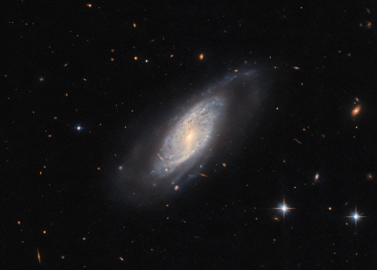 【▲ ハッブル宇宙望遠鏡（HST）の掃天観測用高性能カメラ（ACS）で撮影された渦巻銀河「UGC 9684」（Credit: ESA/Hubble & NASA, C. Kilpatrick）】