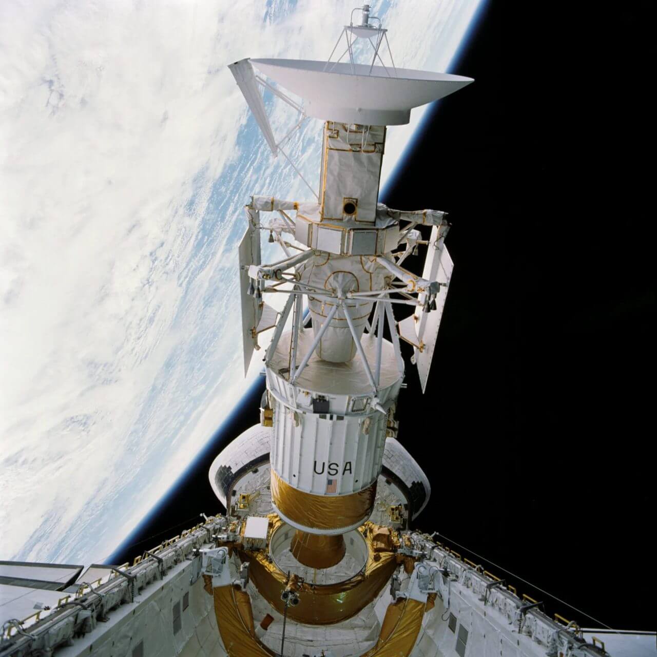 【▲ 図2: スペースシャトル「アトランティス」によるSTS-30ミッションで放出される金星探査機「マゼラン」。（Credit: NASA）】
