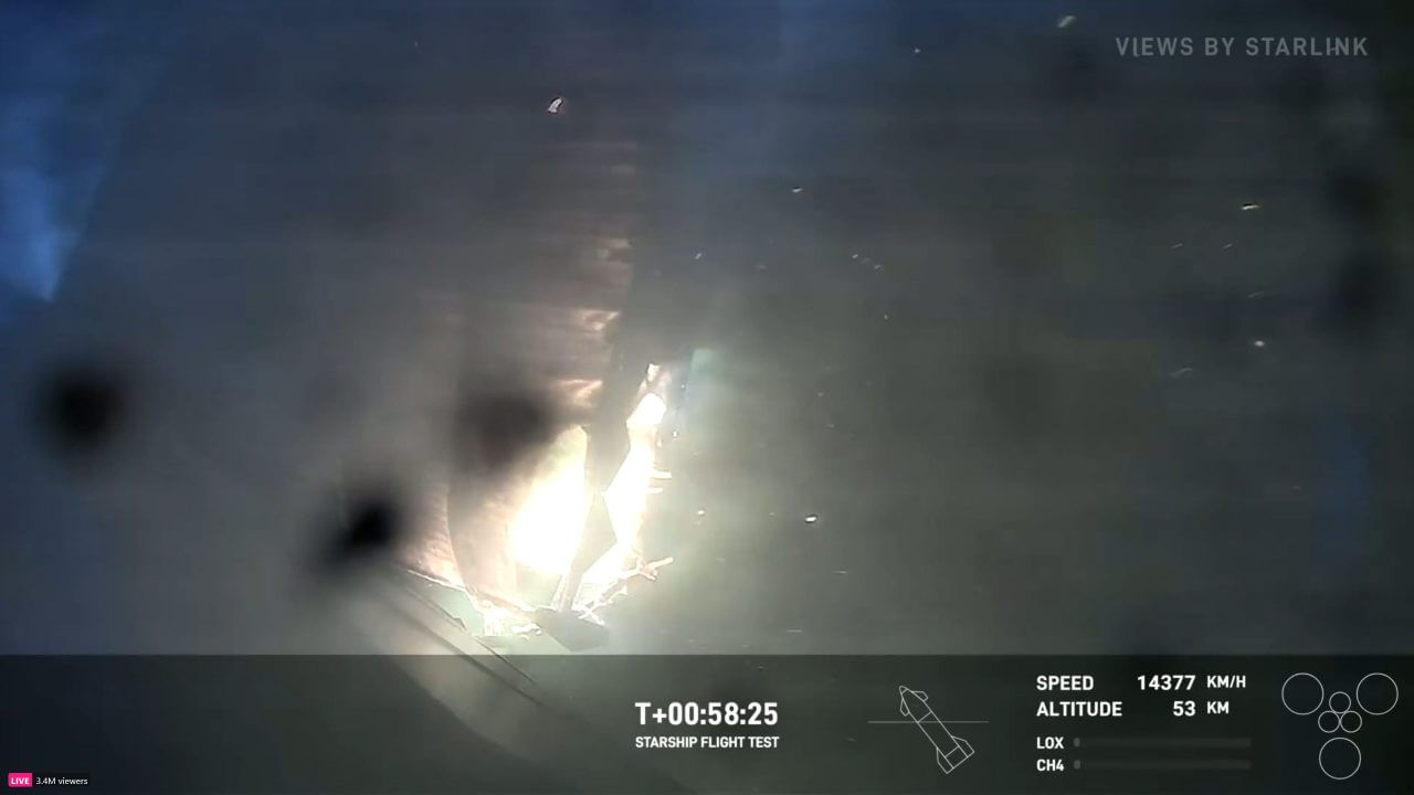 【▲ 降下中のStarship宇宙船からStarlink経由で送られた映像。フラップの1つが大気圏再突入時の高熱で損傷していく様子が写し出された。SpaceXのライブ配信より（Credit: SpaceX）】