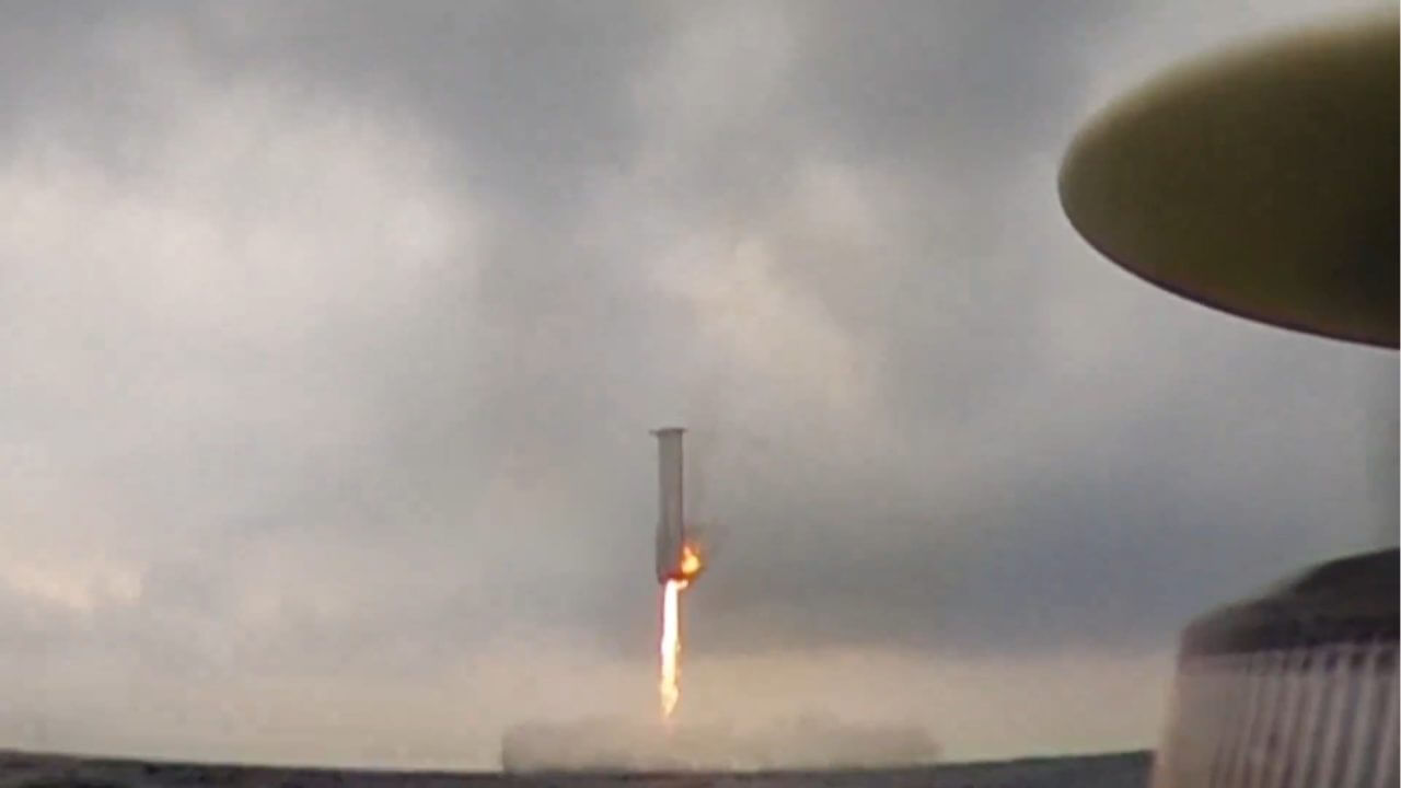 【▲ 大型宇宙船「Starship」の分離後に降下してきた大型ロケット「Super Heavy」。SpaceXが公開した動画から（Credit: SpaceX）】