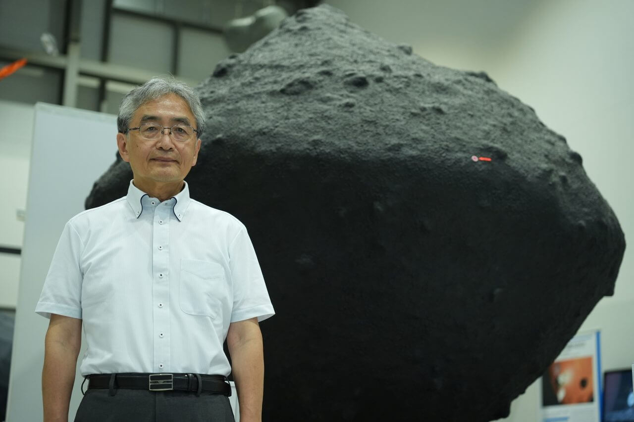 【▲ JAXA宇宙科学研究所の吉川真さん。後ろに写っているのは小惑星リュウグウの模型。JAXA相模原キャンパスにて2024年6月13日に撮影（Credit: 髙畑颯人）】