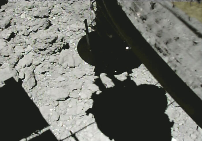【▲ 小惑星探査機「はやぶさ2」の小型モニタカメラ（CAM-H）で2019年2月22日の第1回タッチダウン時に撮影された小惑星リュウグウの表面（Credit: JAXA）】