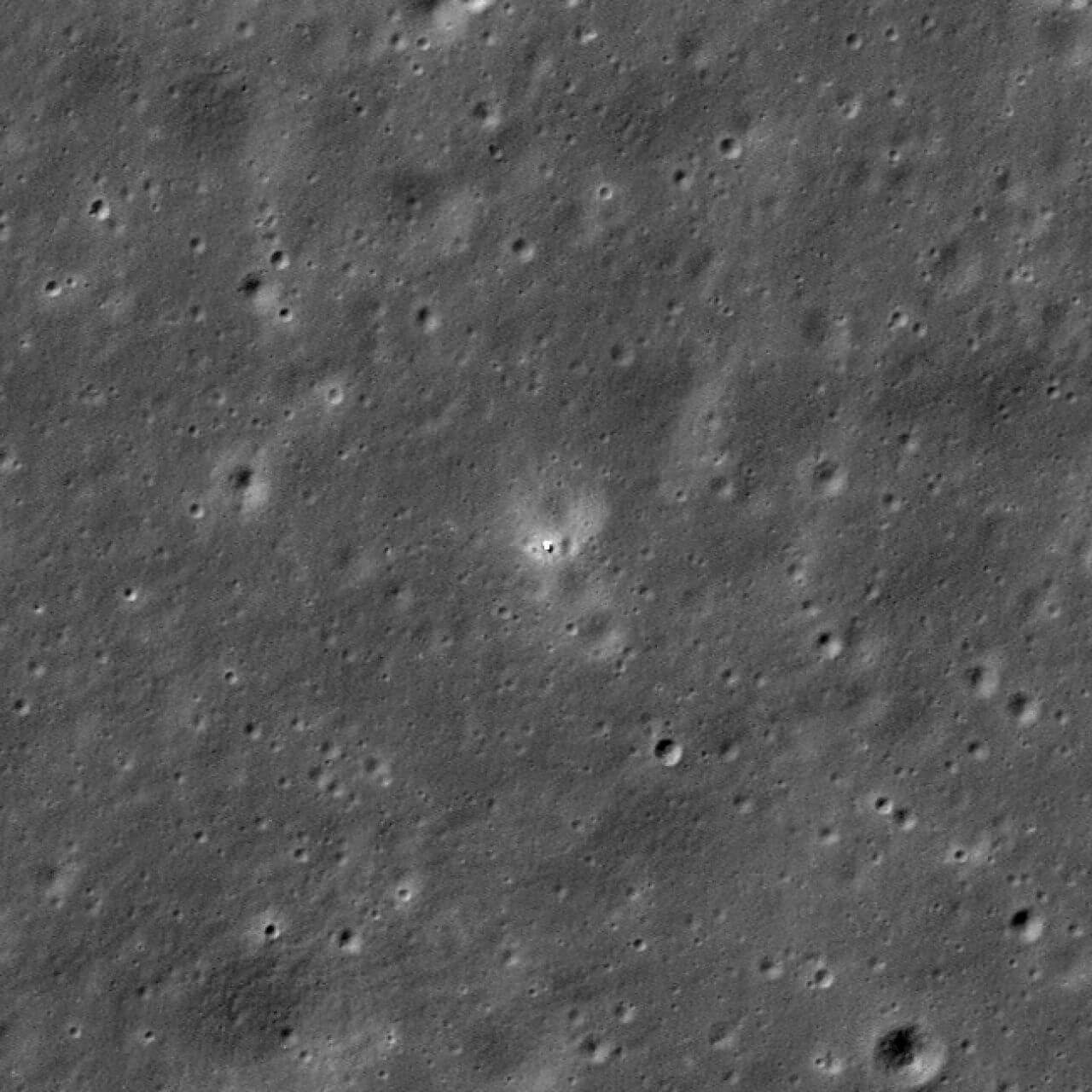 【▲ アメリカ航空宇宙局（NASA）の月周回衛星「ルナー・リコネサンス・オービター（LRO）」の光学観測装置「LROC」で2024年6月7日に撮影された、中国の月探査機「嫦娥6号」の着陸地点。嫦娥6号は画像中央に点として写っている（Credit: NASA/Goddard/Arizona State University）】