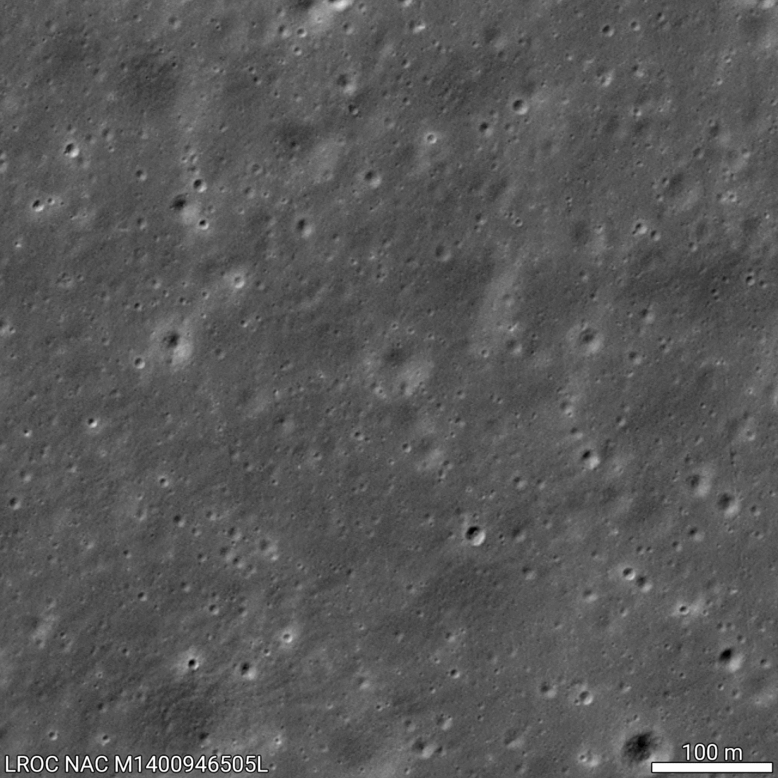 【▲ アメリカ航空宇宙局（NASA）の月周回衛星「ルナー・リコネサンス・オービター（LRO）」の光学観測装置「LROC」で2022年3月3日と2024年6月7日に撮影された、中国の月探査機「嫦娥6号」の着陸地点を比較したアニメーション画像。エンジン噴射による擾乱で着陸地点周辺の月面が明るく変化したことがわかる（Credit: NASA/Goddard/Arizona State University）】