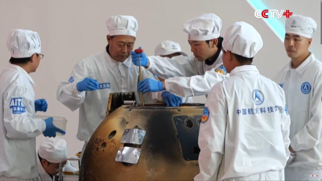 【▲ 2024年6月26日に開催された引き渡し式で月探査機「嫦娥6号」の帰還機からサンプル保管容器を取り出す作業の様子。中国中央電視台がYouTubeで配信している動画から（Credit: CCTV）】