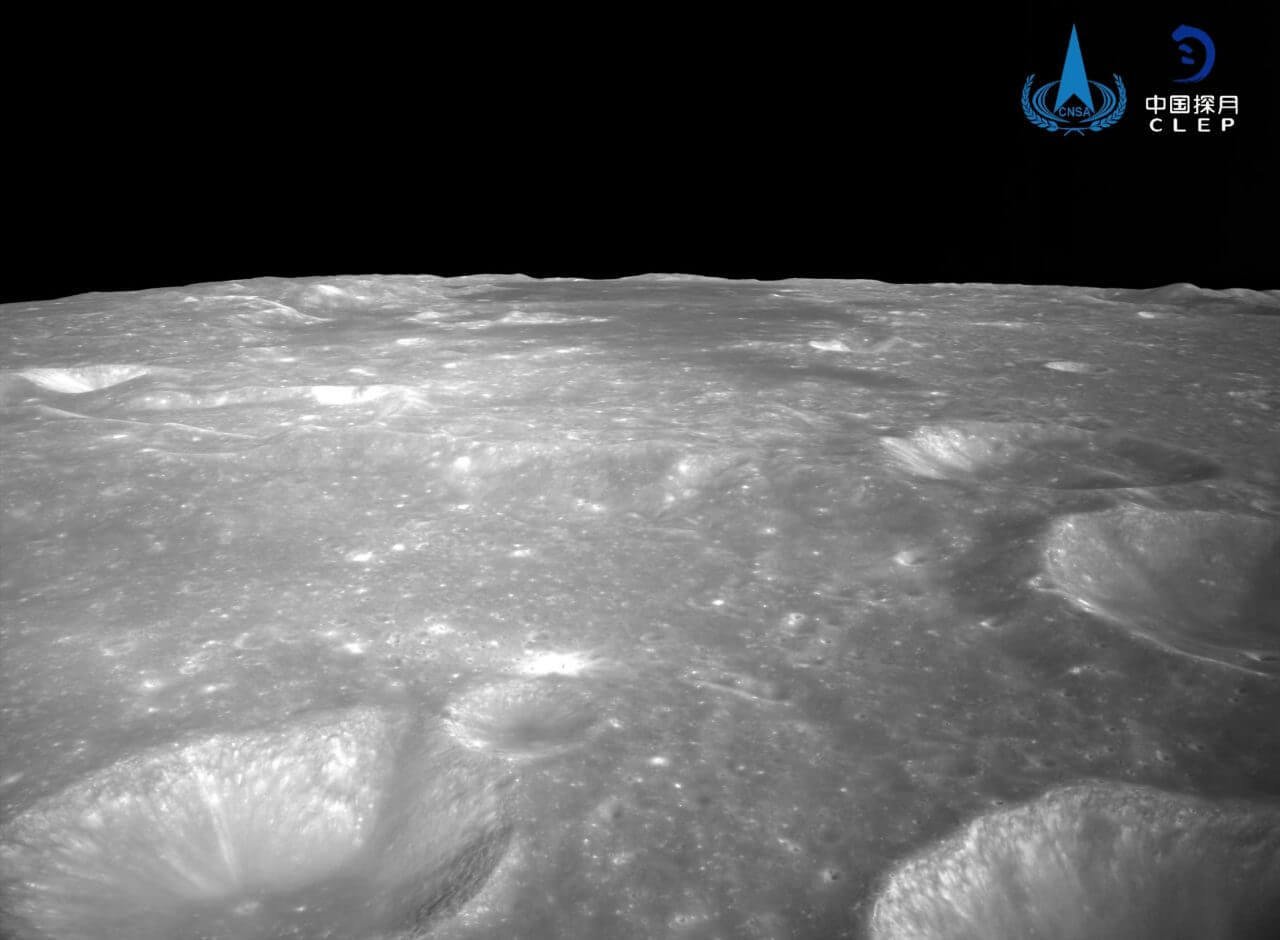【▲ 中国国家航天局（CNSA）が公開した月探査機「嫦娥6号」の降下中に撮影された月面（Credit: CNSA）】