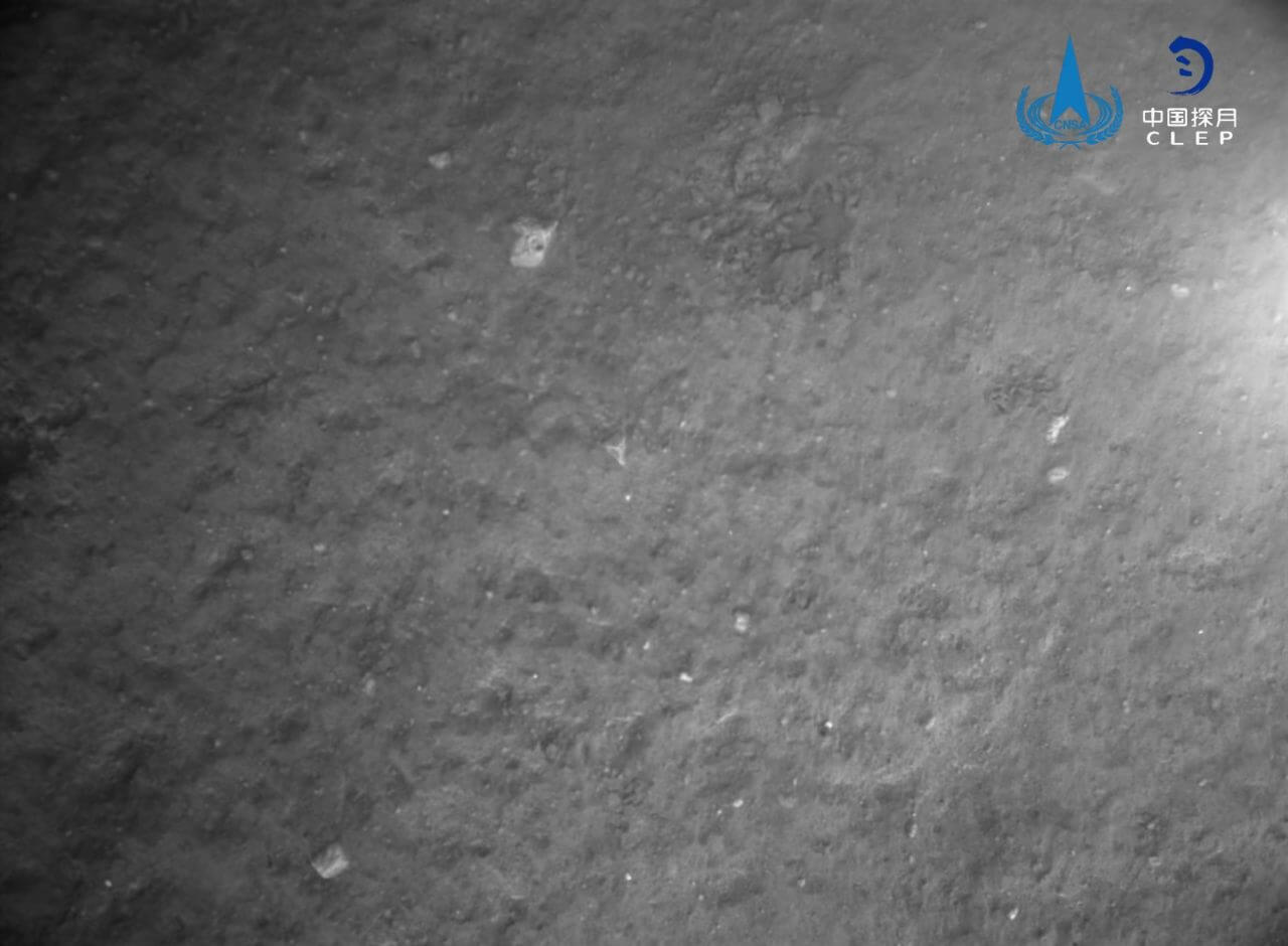 【▲ 中国国家航天局（CNSA）が公開した月探査機「嫦娥6号」の着陸後に撮影された月面。探査機の下は比較的平坦で、明るい色の石が散在していることがわかる（Credit: CNSA）】