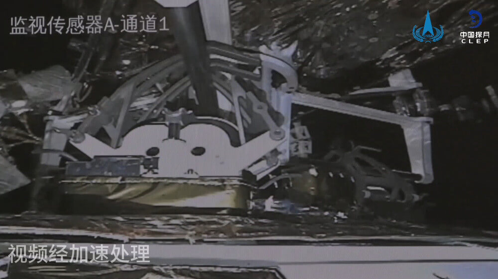 【▲ 中国の月探査機「嫦娥6号」の上昇機（上）と周回機（下）がドッキングした瞬間の様子。CNSA（中国国家航天局）が公開した動画より（Credit: CNSA）】