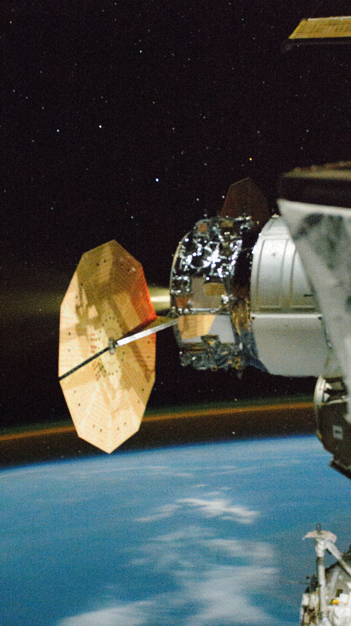 【▲ 国際宇宙ステーション（ISS）係留中にリブースト（軌道上昇）を実施する補給船「シグナス」運用20号機。2024年5月24日撮影（Credit: NASA）】