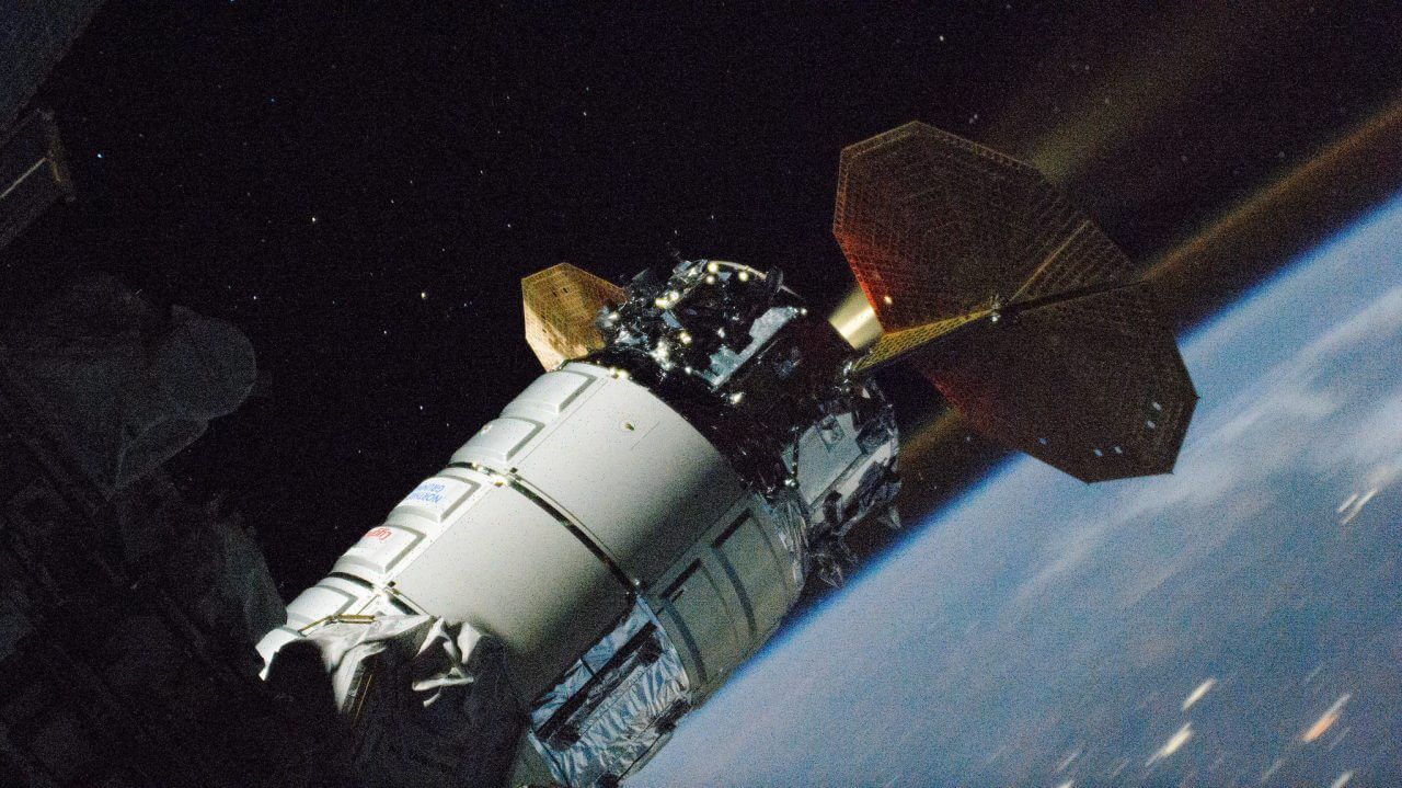 【▲ 国際宇宙ステーション（ISS）係留中にリブースト（軌道上昇）を実施する補給船「シグナス」運用20号機。2024年5月24日撮影（Credit: NASA）】