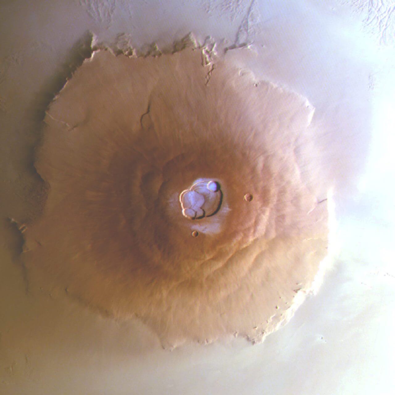 【▲ 火星探査機「Mars Express」の高解像度ステレオカメラ「HRSC」で2022年11月30日に撮影された火星のオリンポス山（Credit: ESA/DLR/FU Berlin; Acknowledgements: A. Valantinas）】