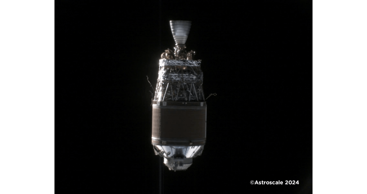 【▲ アストロスケールの商業デブリ除去実証衛星「ADRAS-J」で約50m離れた位置から撮影した観測対象の大型デブリ（H-IIAロケット15号機の上段）（Credit: アストロスケール）】