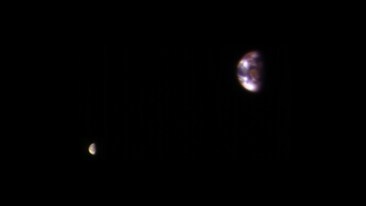 火星周回探査機が撮影した「地球と月」【今日の宇宙画像】