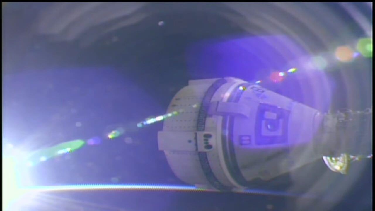 【▲ 2名のクルーを乗せてISS（国際宇宙ステーション）に到着したBoeing（ボーイング）の新型宇宙船「Starliner（スターライナー）」（Credit: NASA TV）】