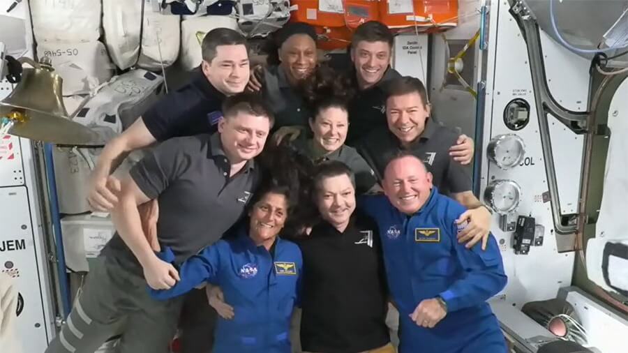 【▲ ISS（国際宇宙ステーション）第71次長期滞在クルーと合流したNASA（アメリカ航空宇宙局）のBarry Wilmore（バリー・ウィルモア）宇宙飛行士（前列右）とSunita Williams（スニータ・ウィリアムズ）宇宙飛行士（前列左）（Credit: NASA TV）】