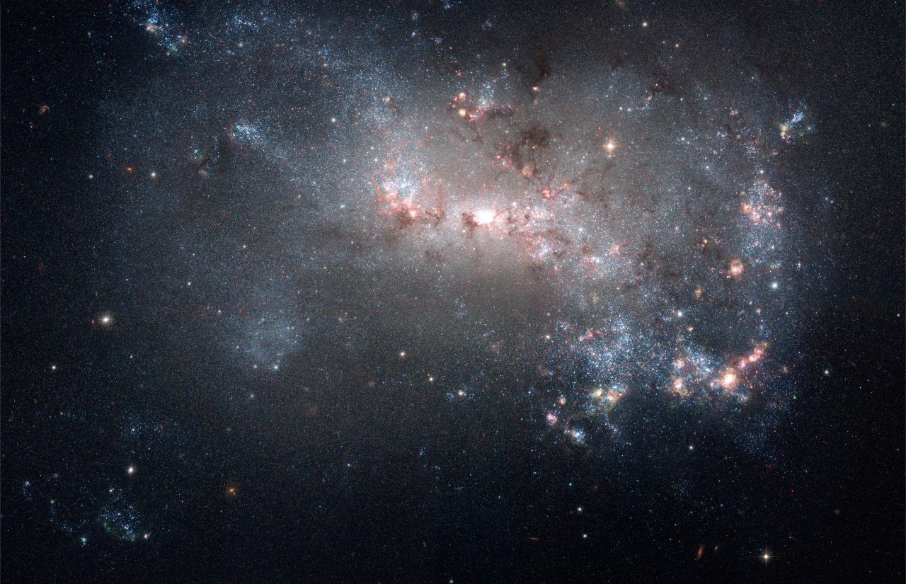 【▲ 参考画像：「ハッブル宇宙望遠鏡」の掃天観測用高性能カメラ（ACS）で観測された不規則銀河「NGC 4449」（Credit: NASA, ESA, A. Aloisi (STScI/ESA), and The Hubble Heritage (STScI/AURA)-ESA/Hubble Collaboration）】
