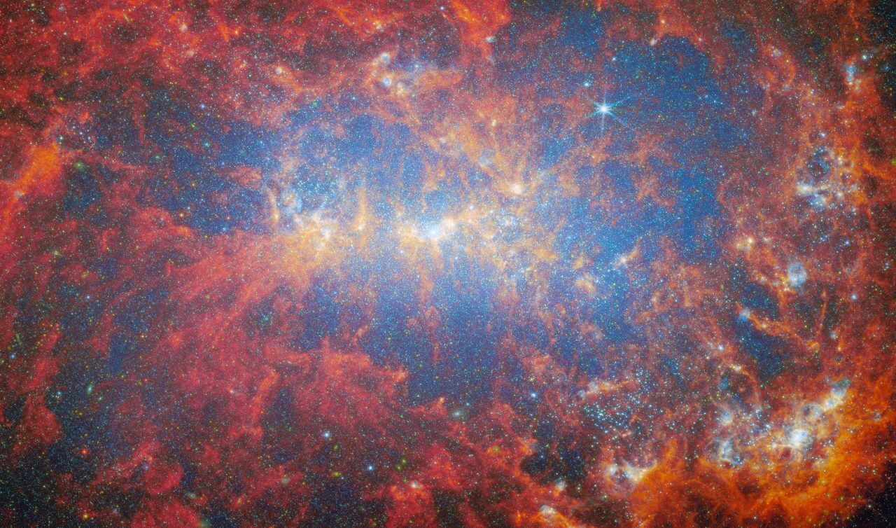【▲ 「ジェイムズ・ウェッブ宇宙望遠鏡」の近赤外線カメラ（NIRCam）と中間赤外線観測装置（MIRI）で観測された不規則銀河「NGC 4449」（Credit: ESA/Webb, NASA & CSA, A. Adamo (Stockholm University) and the FEAST JWST team）】