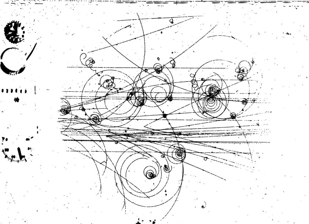 【▲ 図6：真空中ではつねに粒子が生成しては消失しています。画像は高エネルギーの粒子が泡箱内を通過するときに生成・消失する粒子の軌跡。（Credit: CERN）】