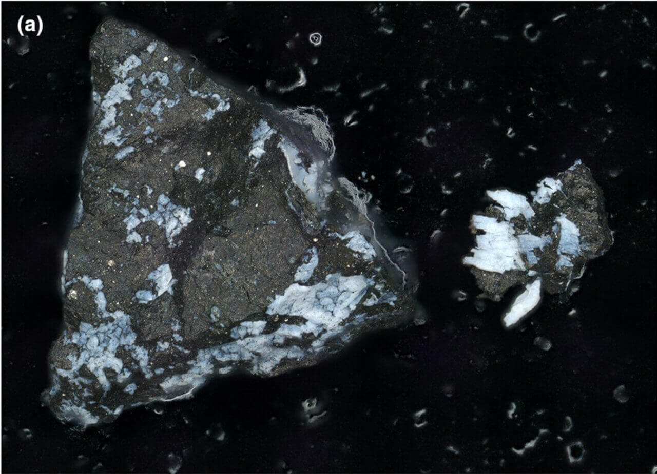 【▲ 図5: 白い部分がリン酸ナトリウムやリン酸マグネシウム。左側の三角形のサンプルは約1mmの大きさであり、これほどのスケールで存在する水溶性リン酸塩は初めての発見です。（Credit: Dante S. Lauretta, Harold C. Connolly Jr, et al.）】