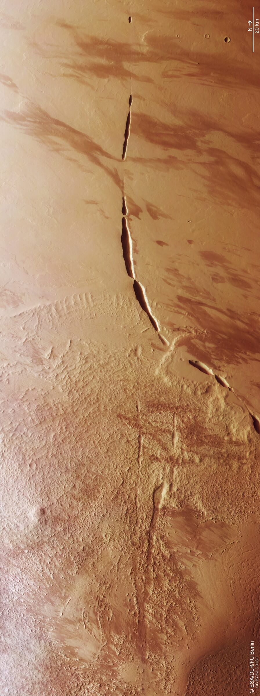 【▲ 火星探査機「Mars Express」の高解像度ステレオカメラ「HRSC」で取得したデータを使って作成されたアガニッペ地溝帯（Aganippe Fossa）の画像。公開されたオリジナルの画像を左に90度回転したもの（Credit: ESA/DLR/FU Berlin; 画像加工: sorae編集部）】