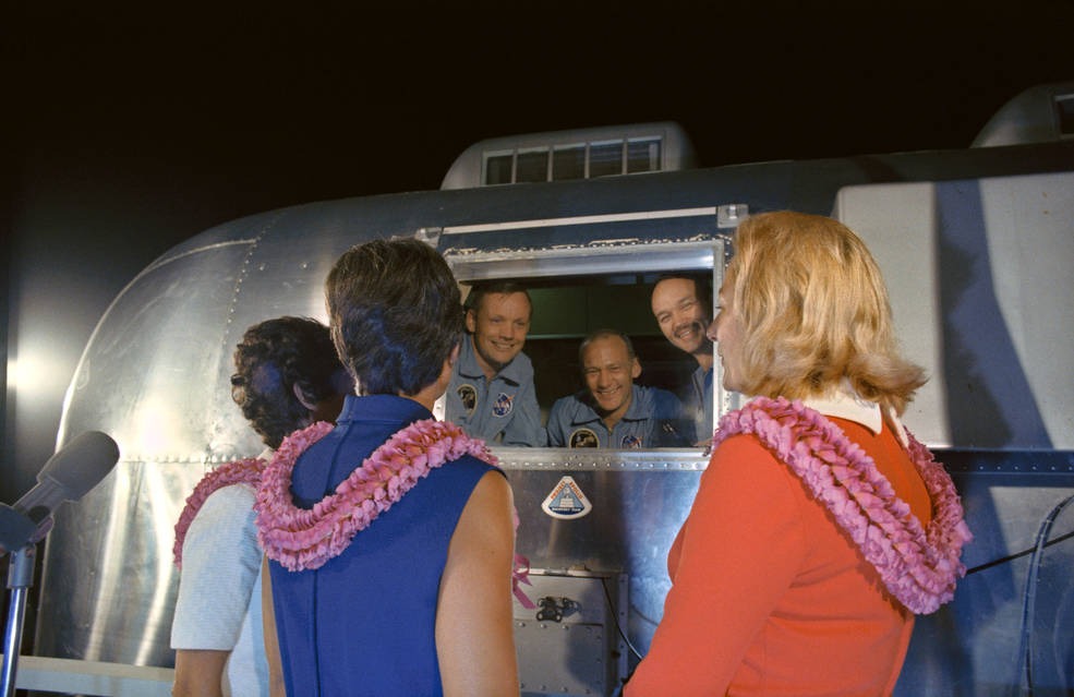 【▲ 移動式隔離施設の窓越しにそれぞれの妻と再会したアポロ11号の3名の宇宙飛行士（Credit: NASA）】
