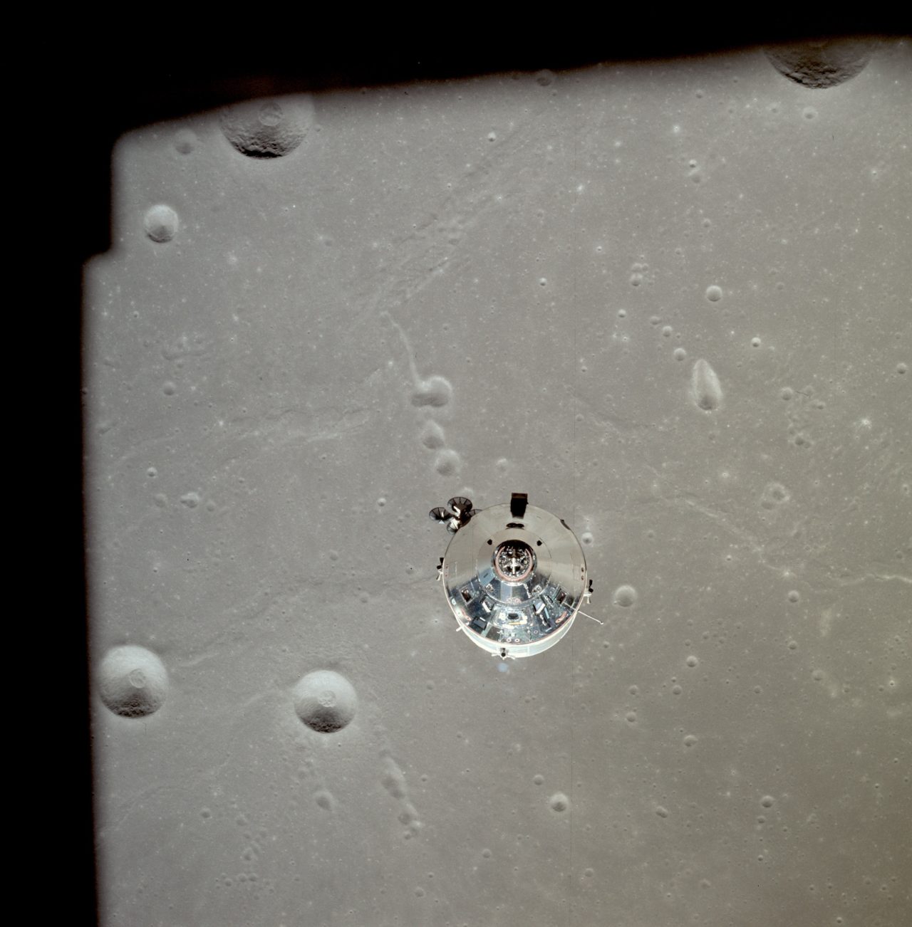 【▲ 史上初の有人月面着陸に向かう月着陸船「イーグル」から撮影された司令・機械船「コロンビア」（Credit: NASA）】