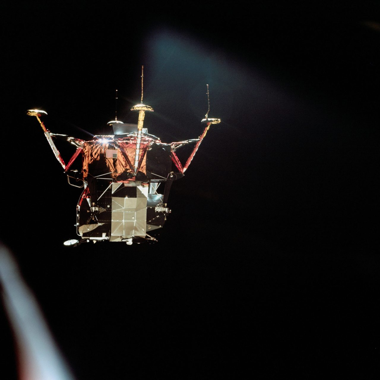 【▲ 司令・機械船「コロンビア」から撮影された月着陸船「イーグル」（Credit: NASA）】