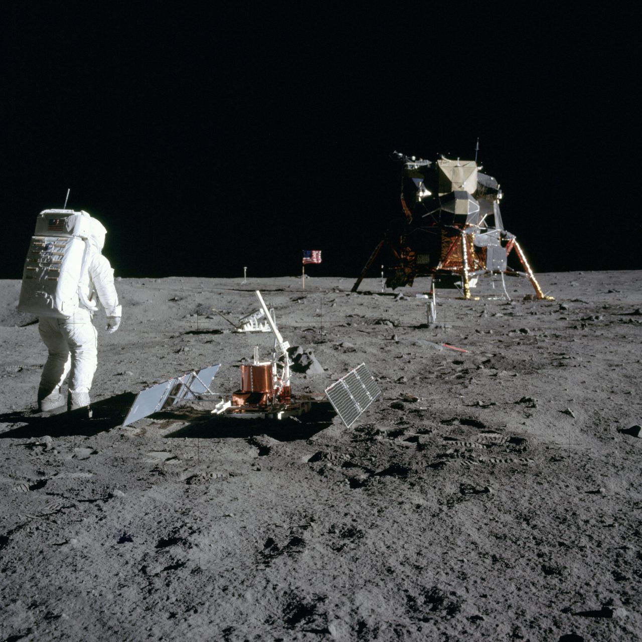 【▲ 月震計の隣に立つバズ・オルドリン宇宙飛行士と月着陸船「イーグル」（Credit: NASA）】