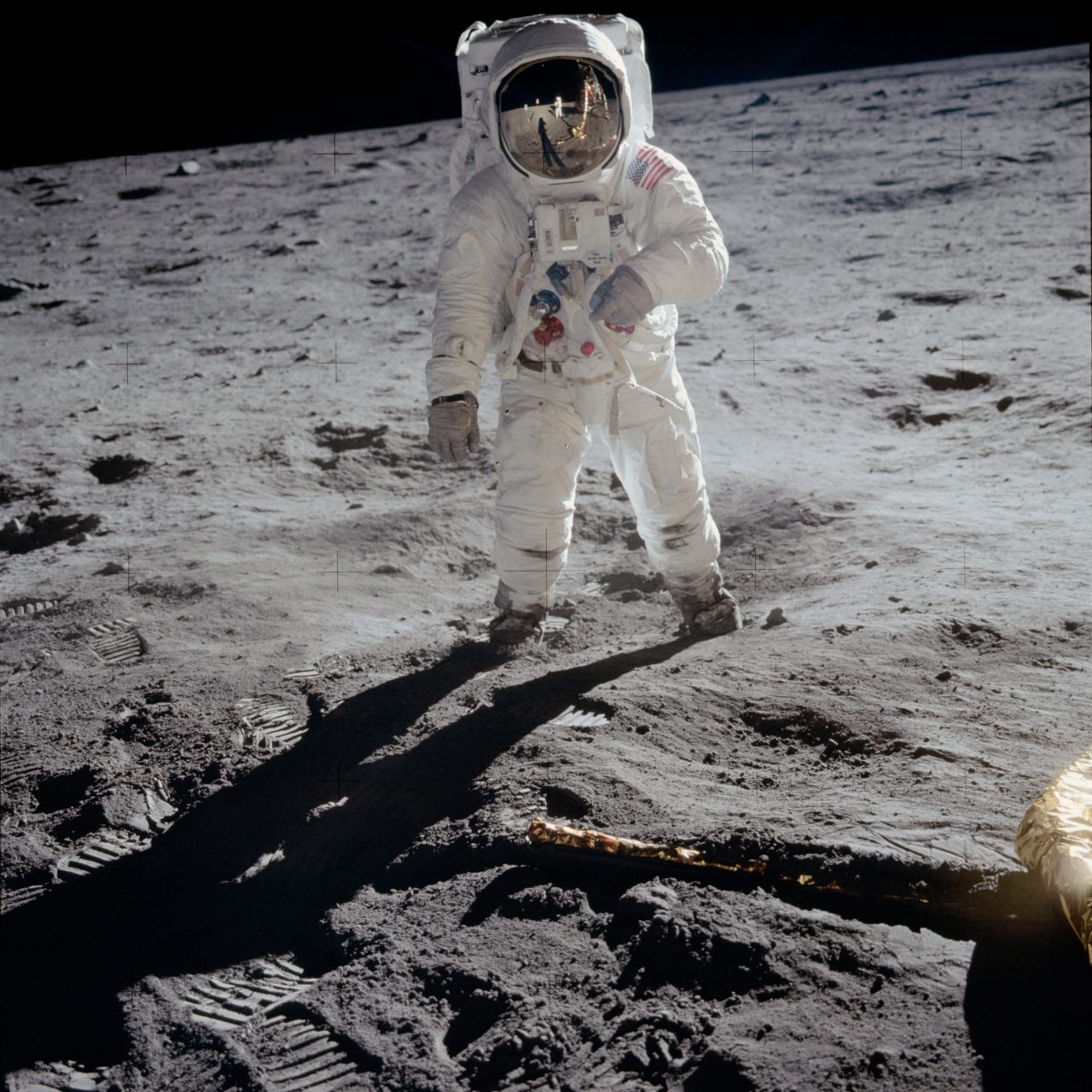 【▲ 被写体であるバズ・オルドリン宇宙飛行士のヘルメットのバイザーに撮影したニール・アームストロング宇宙飛行士が映り込んだ写真（Credit: NASA）】