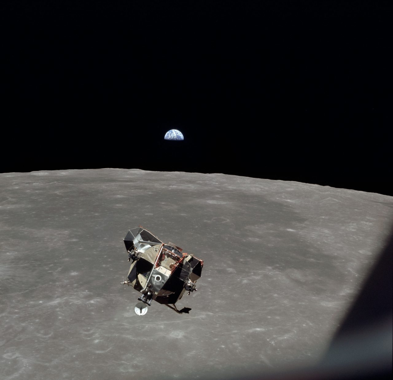 【▲ 月面から離陸して司令・機械船「コロンビア」に接近する月着陸船「イーグル」の上昇段。背景には月と地球が見えており、撮影したマイケル・コリンズ宇宙飛行士を除く当時の全人類を収めた写真と表現される（Credit: NASA）】