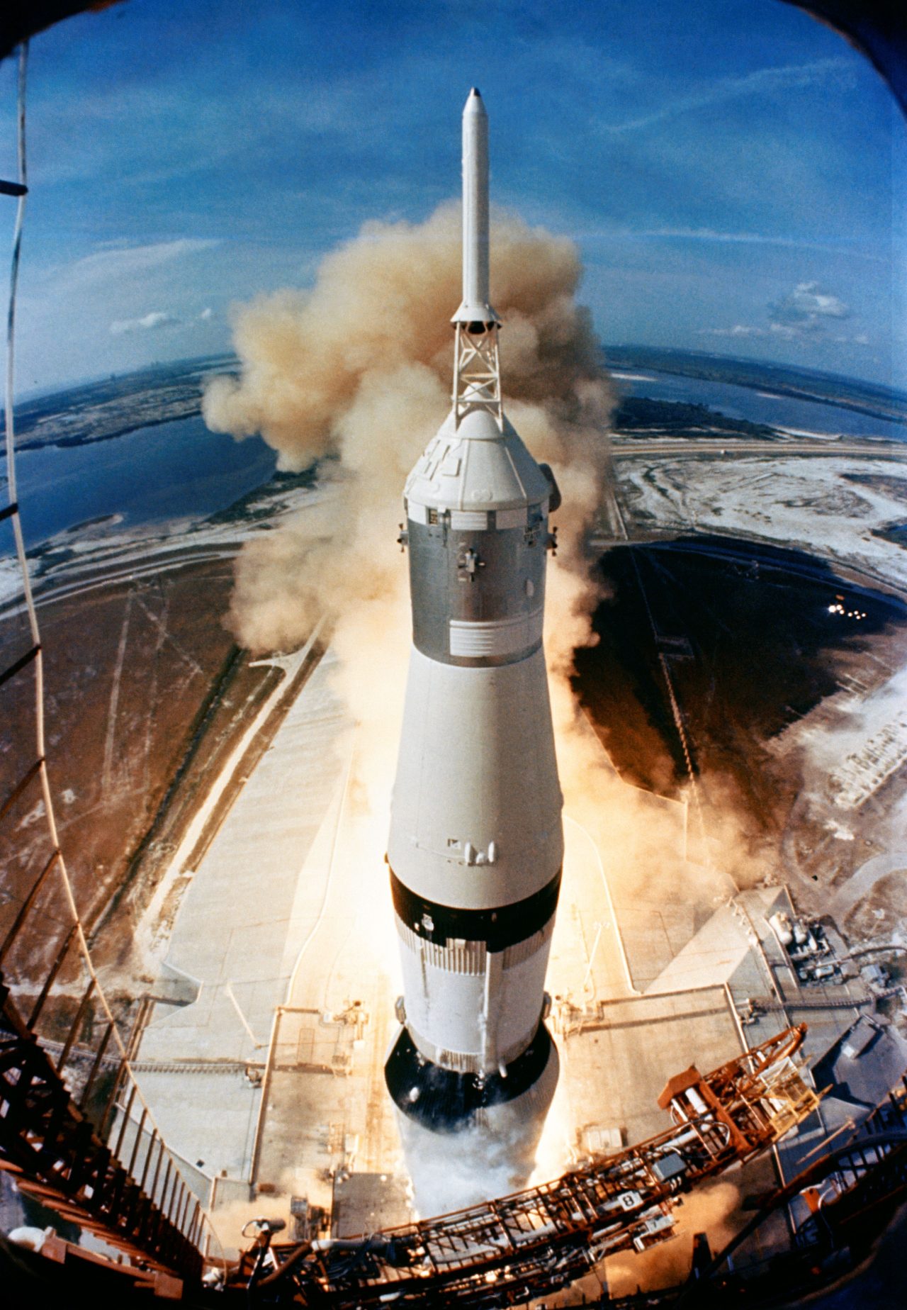 【▲ アポロ11号のクルー3名を乗せて打ち上げられたアメリカ航空宇宙局（NASA）の「サターンV」ロケット（Credit: NASA）】