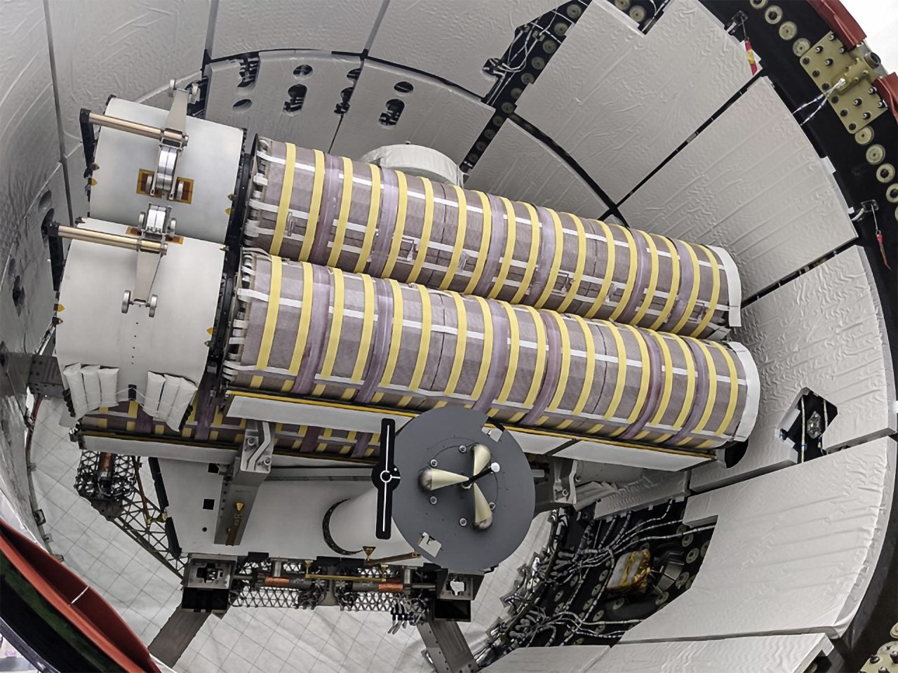 【▲ 国際宇宙ステーション（ISS）への物資補給ミッション「CRS-22」でCargo Dragon補給船のトランクに積み込まれた太陽電池「iROSA」。2021年5月20日撮影（Credit: SpaceX）】