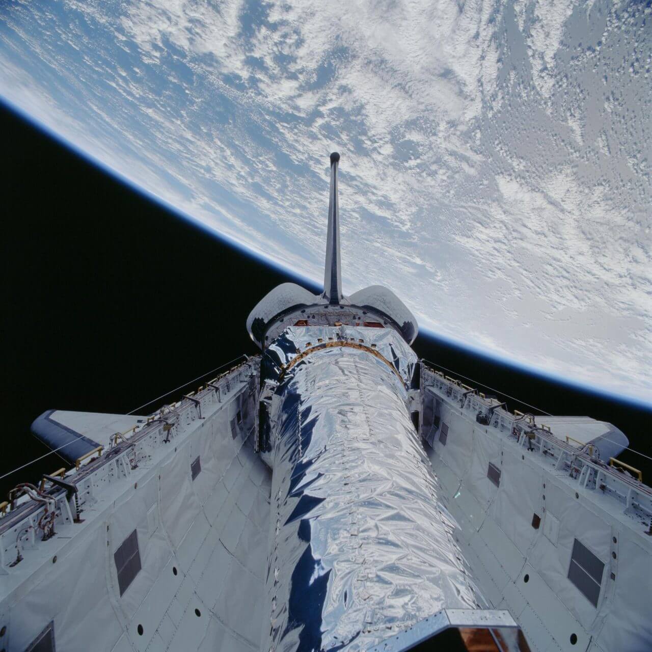 【▲ アメリカ航空宇宙局（NASA）のSTS-93ミッションでスペースシャトル「Columbia（コロンビア）」の貨物室から放出されつつあるX線宇宙望遠鏡「Chandra（チャンドラ）」（Credit: NASA）】