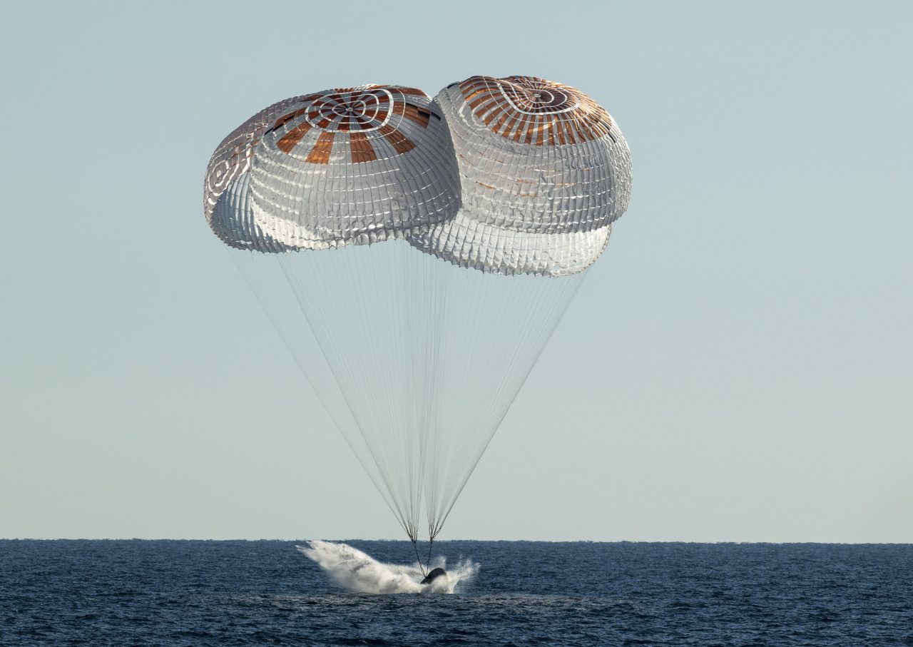 【▲ アメリカ航空宇宙局（NASA）の「Crew-4」ミッションを終えてフロリダ沖の大西洋に着水したSpaceXのCrew Dragon宇宙船。2022年10月14日撮影（Credit: NASA/Bill Ingalls）】