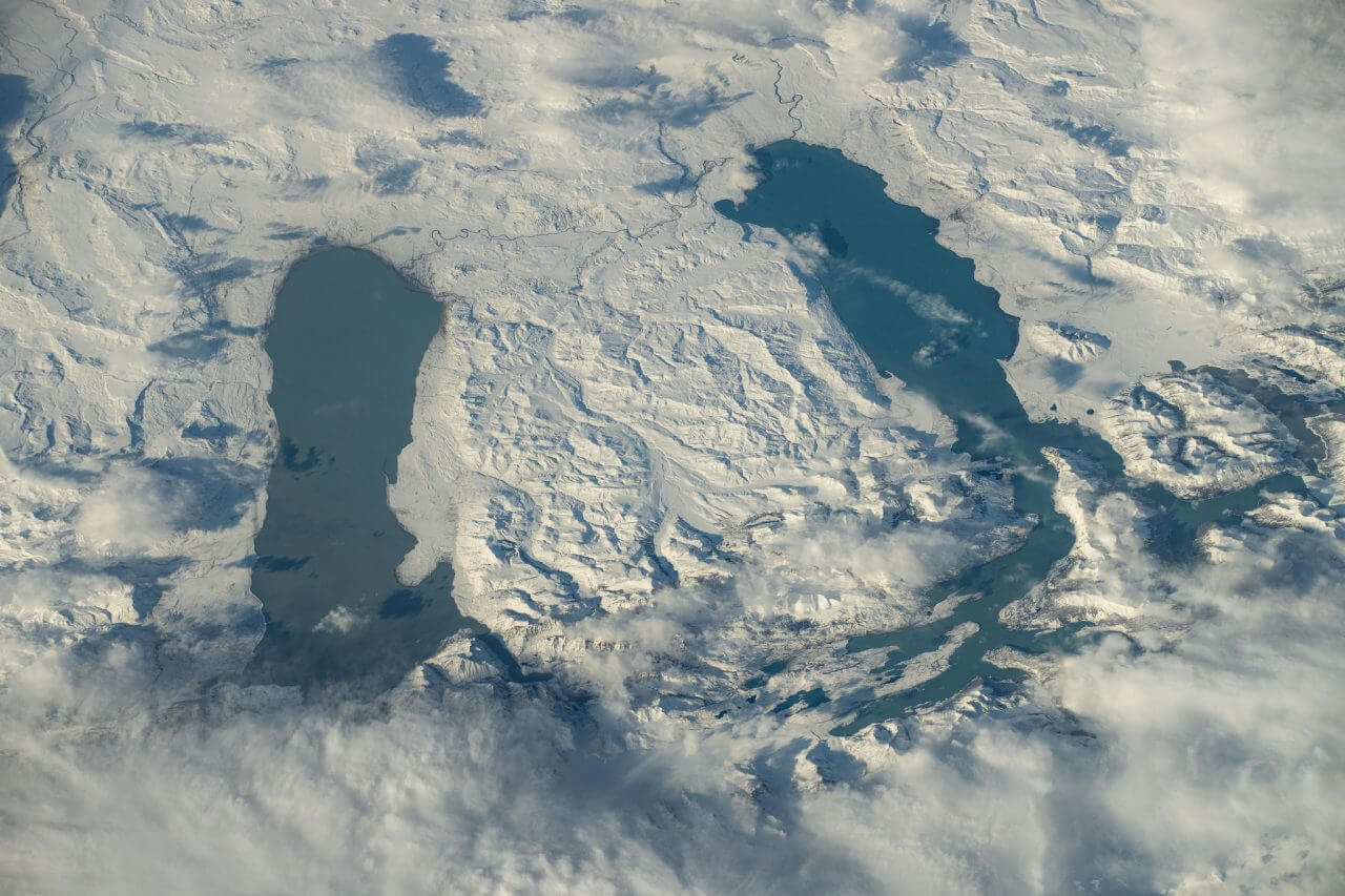 【▲ 国際宇宙ステーション（ISS）から撮影されたアルゼンチンのビエドマ湖（左）とアルヘンティーノ湖（右）。日本時間2024年7月4日撮影（Credit: NASA）】