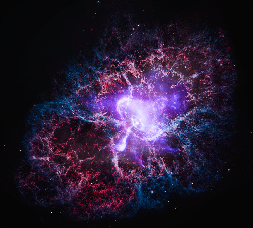 【▲ アメリカ航空宇宙局（NASA）のX線宇宙望遠鏡「Chandra（チャンドラ）」の打ち上げ25周年を記念して作成された超新星残骸「かに星雲」の画像。チャンドラの観測データ（青紫、白）の他に、X線偏光観測衛星「IXPE」が捉えたX線の観測データ（紫）と「ハッブル宇宙望遠鏡（Hubble Space Telescope: HST）」が捉えた光学観測データ（赤、緑、青）が使用されている（Credit: X-ray: (Chandra) NASA/CXC/SAO, (IXPE) NASA/MSFC; Optical: NASA/ESA/STScI; Image Processing: NASA/CXC/SAO/J. Schmidt, K. Arcand, and L. Frattare）】