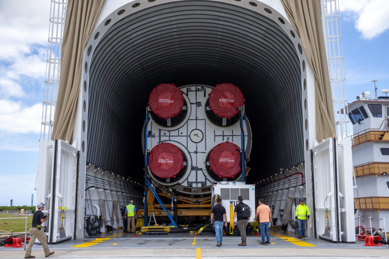 【▲ アメリカ航空宇宙局（NASA）ケネディ宇宙センターの埠頭に到着した大型ロケット「SLS」2号機のコアステージ。2024年7月23日撮影（Credit: NASA/Kim Shiflett）】
