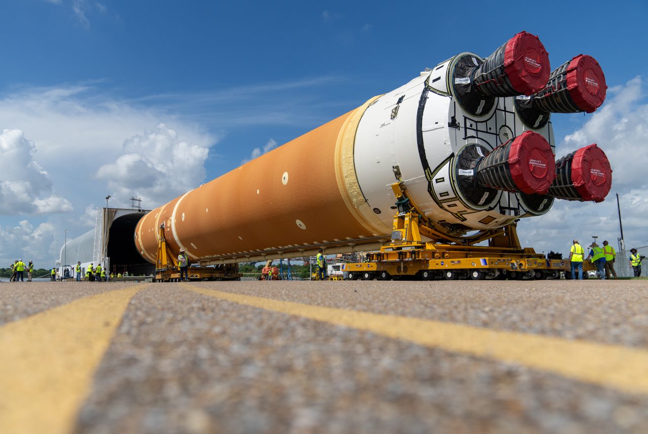 【▲ アメリカ航空宇宙局（NASA）のミシュー組立工場から運び出されて運搬船に積み込まれる大型ロケット「SLS」2号機のコアステージ。2024年7月16日撮影（Credit: NASA）】