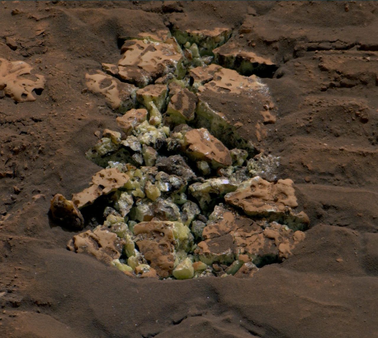 【▲ アメリカ航空宇宙局（NASA）の火星探査車「Curiosity（キュリオシティ）」のカメラ「Mastcam」で撮影された岩石「Convict Lake」。Curiosityがその上を走行したために割れ、硫黄の結晶が現れた。2024年6月7日撮影（Credit: NASA/JPL-Caltech/MSSS）】