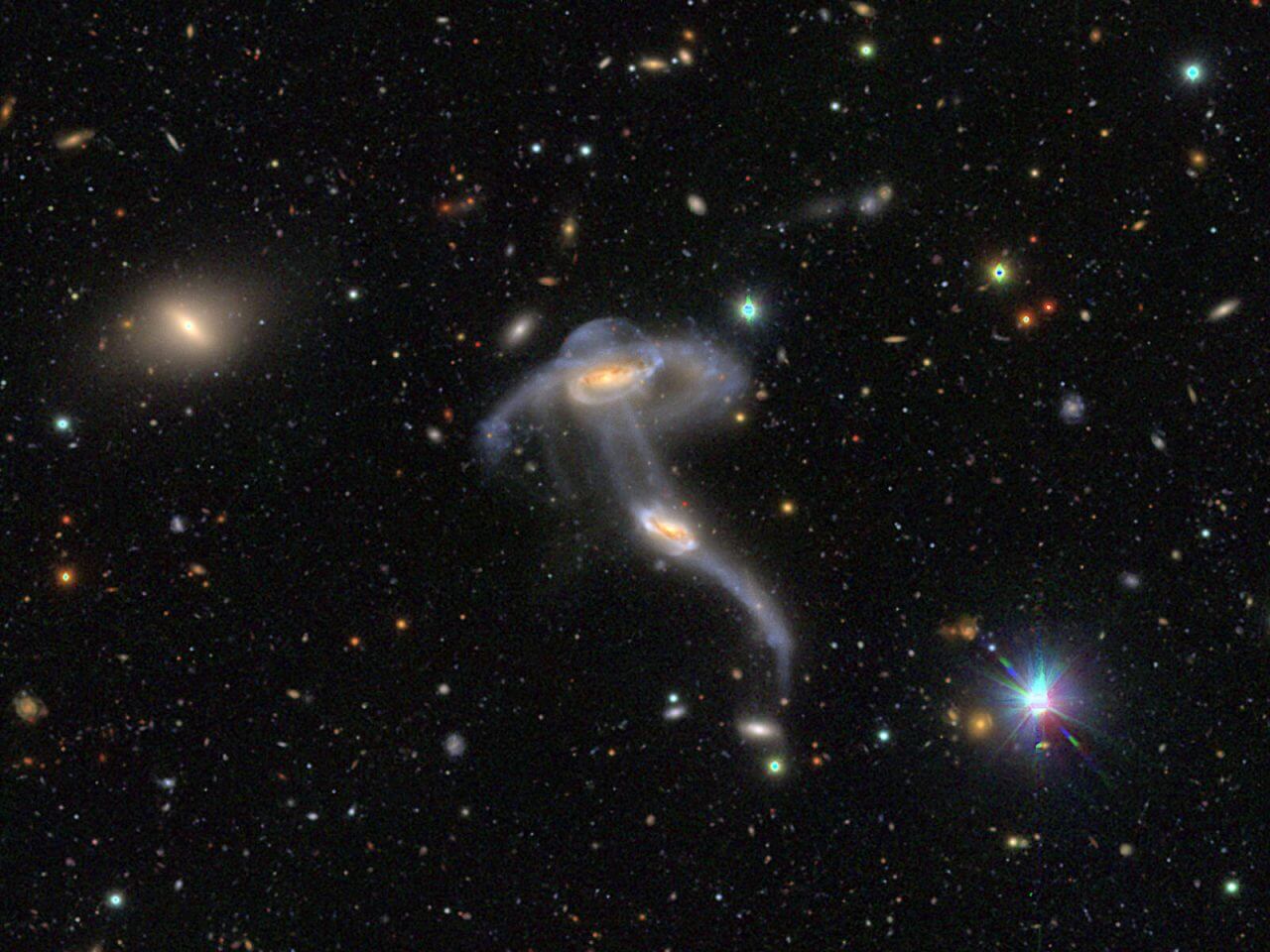 【▲ 国立天文台すばる望遠鏡の超広視野主焦点カメラ「HSC」で撮影された“くらげ銀河”こと渦巻銀河「UGC 9326」（下）と「UGC 9327」（上）（Credit: 国立天文台）】