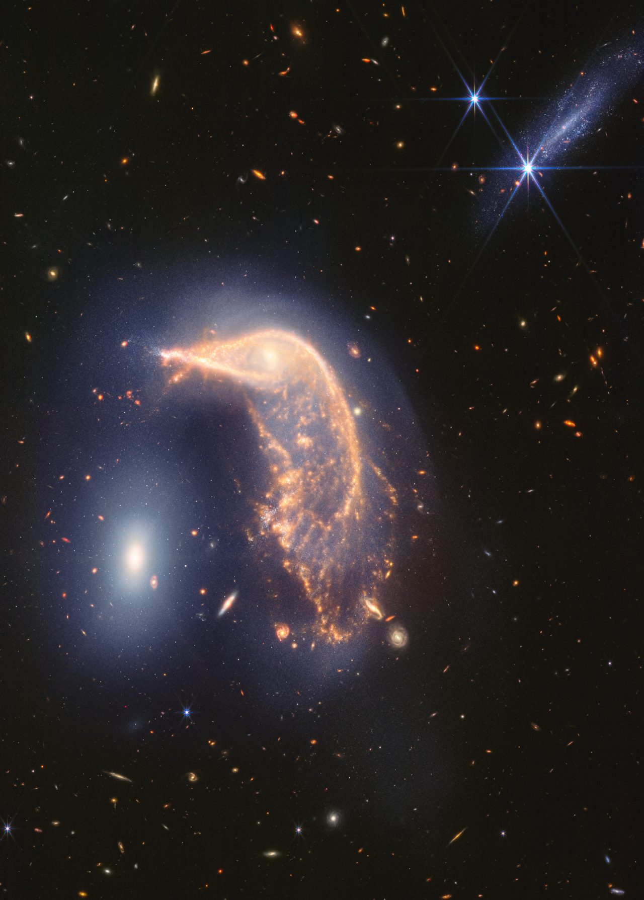 【▲ ジェイムズ・ウェッブ宇宙望遠鏡の近赤外線カメラ（NIRCam）と中間赤外線観測装置（MIRI）で観測された相互作用銀河「Arp 142」（Credit: NASA, ESA, CSA, STScI）】